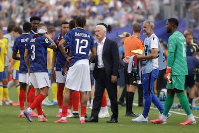 El director técnico de Francia, Didier Deschamps (C), habla con sus jugadores mientras se reúnen para la segunda pausa de hidratación durante el partido de los dieciseisavos de final de la Copa Mundial de la FIFA 2026 entre Francia y Suecia, en East Rutherford, Nueva Jersey, EE. UU..