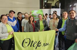 Docentes interinos en compañía de dirigentes de la Otep - SN protestaron hoy en el MEC.