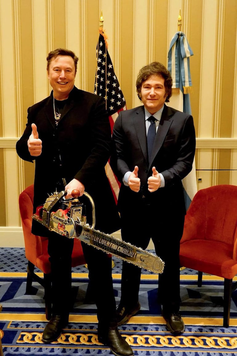 Fotografía tomada de la cuenta oficial en la red social X (@OPRArgentina) de la Oficina del Presidente de la República Argentina donde aparece el presidente, Javier Milei, junto al empresario y director del Departamento de Eficiencia Gubernamental de La Casa Blanca, Elon Musk (i), quien sostiene una motosierra durante la Conferencia de Acción Política Conservadora (CPAC) celebrado el 20 de febrero en Washington.