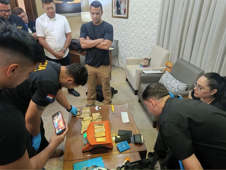 Confiscan valioso cargamento de oro en el aeropuerto Silvio Pettirossi