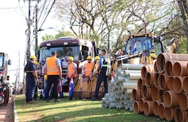 Obreros y materiales para las obras financiadas por el Mercosur en Caazapá.