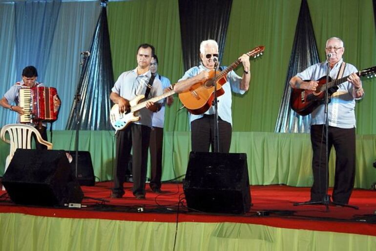 Quemil Yambay en una de sus tantas actuaciones con el grupo Los Alfonsinos. El artista recorrió escenarios de todo el país y también del exterior.