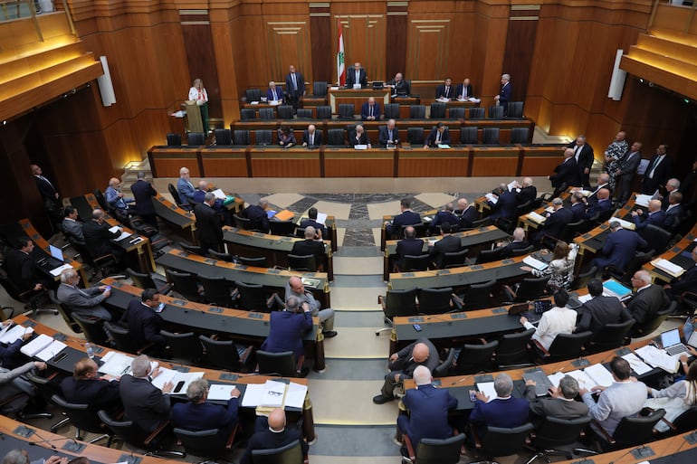Legisladores libaneses en la sesión parlamentaria para debatir una propuesta de ley de amnistía general, la abolición de la pena de muerte y los salarios de los miembros retirados de las fuerzas de seguridad del Líbano, en Beirut