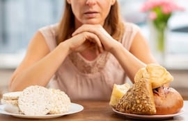 La celiaquía es una enfermedad autoinmune que hasta el día de hoy no tiene cura. Se trata con la realización de una alimentación sin gluten para luego transformarse en una condición.