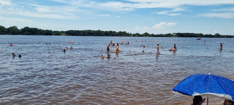 Más de mil personas ingresaron ya hasta la playa de Villa Florida en Misiones.