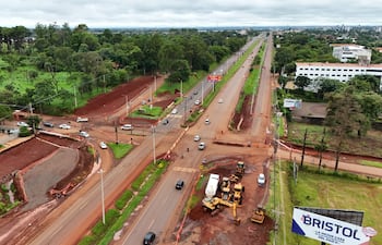 Una toma aérea muestra los bloqueos en lo cruce, pero la circulación en la ruta PY 02 no se interrumpen.