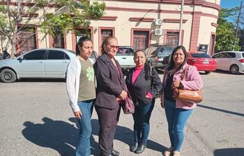 Un grupo de víctimas de la Mafia de los Pagarés llegó hasta la fiscalía de Villa Hayes para respaldar a sus compañeros que tienen causas en el lugar.