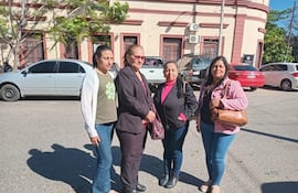 Un grupo de víctimas de la Mafia de los Pagarés llegó hasta la fiscalía de Villa Hayes para respaldar a sus compañeros que tienen causas en el lugar.