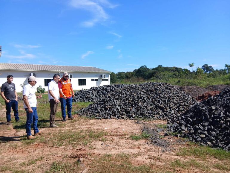 El gobernador de San Pedro y funcionarios del MOPC verifican  el envío de piedras y materiales para iniciar reparaciones
