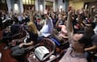 Integrantes del Sindicato Nacional de Médicos (Sinamed) en asamblea, ayer. El Gobierno de Paraguay propuso a los médicos del sector público un ajuste salarial a través de un "sistema meritocrático".