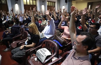 Integrantes del Sindicato Nacional de Médicos (Sinamed) en asamblea, ayer. El Gobierno de Paraguay propuso a los médicos del sector público un ajuste salarial a través de un "sistema meritocrático".