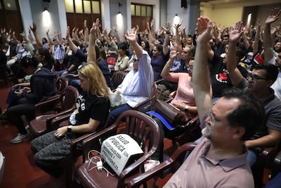 Integrantes del Sindicato Nacional de Médicos (Sinamed) en asamblea, ayer. El Gobierno de Paraguay propuso a los médicos del sector público un ajuste salarial a través de un "sistema meritocrático".