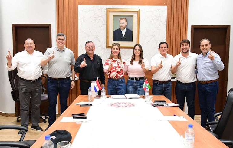 De izquierda a derecha: el senador Ramón Retamozo; el diputado Esteban Samaniego; el candidato a intendente de Ybycuí y exdiputado Tomás Rivas; la gobernadora Norma Zárate de Monges; la intendenta de Ybycuí, Cristina Servín; el ministro de Urbanismo, Juan Carlos Baruja; el concejal municipal de Ybycuí, Julio Ortiz; y el jefe de Campaña del Comando, exsenador Juan Darío Monges.