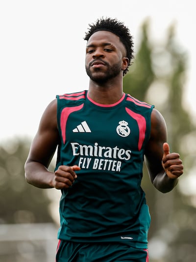 Con la imagen "renovada" Vinicius Jr. se presentó hoy al los trabajos en el Real Madrid.