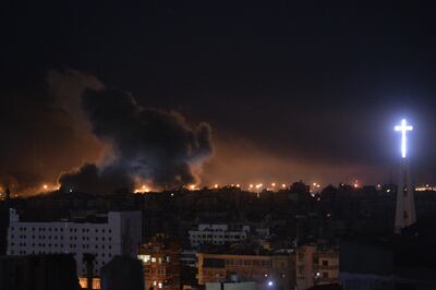 El humo se eleva como resultado de un ataque aéreo israelí en Dahieh, en el suburbio sur de Beirut, Líbano.