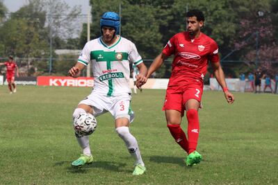 El zaguero ñuense, Javier Vallejos, impide el avance del atacante "rojo" Néstor Esteche. (Foto: APF)