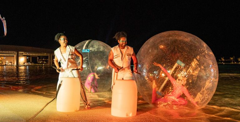Artistas utilizaron el lago artificial como escenario para brindar un espectáculo animado y vibrante.