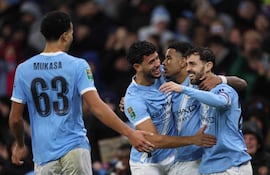 El centrocampista brasileño del Manchester City, Savinho, celebra tras anotar el segundo gol de su equipo durante el partido de fútbol de los cuartos de final de la Copa de la Liga inglesa entre el Manchester City y el Brentford, en el estadio Etihad de Manchester, en el noroeste de Inglaterra.