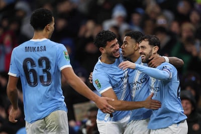 El centrocampista brasileño del Manchester City, Savinho, celebra tras anotar el segundo gol de su equipo durante el partido de fútbol de los cuartos de final de la Copa de la Liga inglesa entre el Manchester City y el Brentford, en el estadio Etihad de Manchester, en el noroeste de Inglaterra.