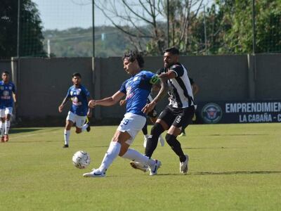 El capitán “Rayadito” Nery Bareiro se dispone a alejar el peligro ante la amenaza de Ronald Acuña. (Foto: APF)