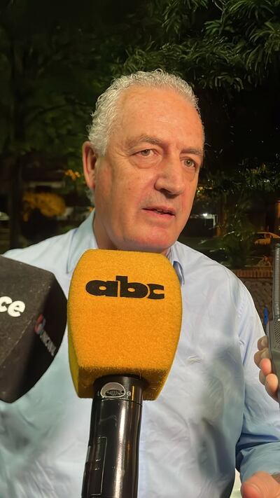 El entrenador de la selección paraguaya de fútbol, Gustavo Alfaro, en la previa al duelo entre Nacional y Cerro Porteño, en La Visera.