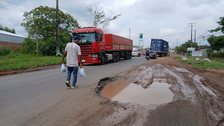 Debido al mal estado de la ruta D071 no solo los automovilistas se exponen al peligro mortal, sino que también los peatones.