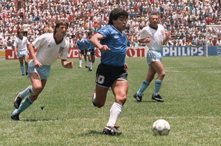 En el centro de la imagen, Diego Armando Maradona, enfrenta al equipo de Inglaterra.