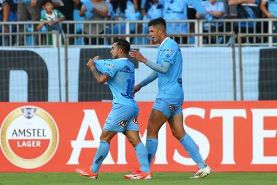 Edson Puch (i) de Iquique celebra un gol este martes, durante un partido de la Copa Libertadores entre Deportes Iquique e Independiente Santa Fe, en el estadio Tierra de Campeones en Iquique (Chile).