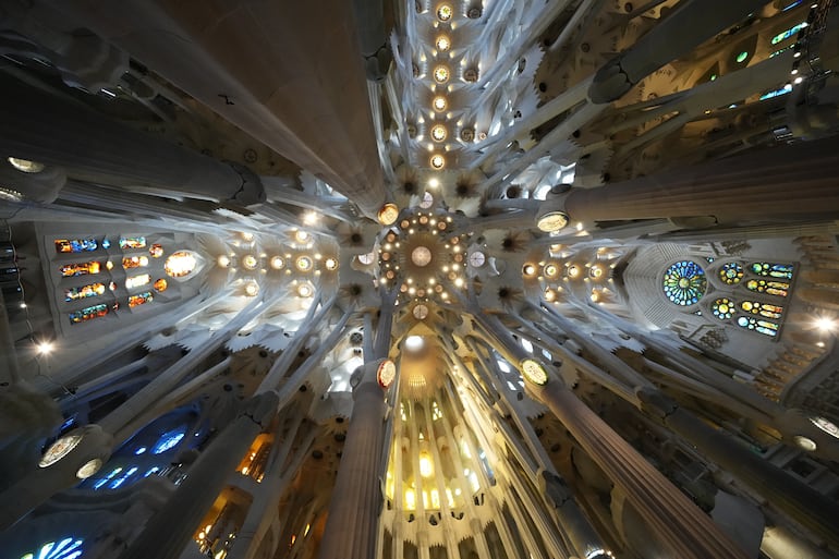 FOTODELDÍA - BARCELONA, 10/06/2026.- Interior de la Sagrada Familia antes de la misa oficiada por el papa Leon XIV dentro de su visita oficial a España, este miércoles en Barcelona. EFE/Alejandro García