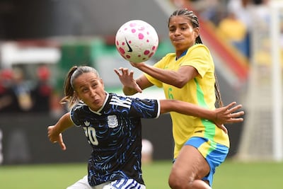 La brasileña Raissa Bahía disputa el balón con Dalila Ippólito, durante el test match clásico.