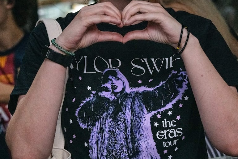 'Swiftie', fan de Taylor Swift, espera afuera del Madison Square Garden con la esperanza de ver a la cantante mientras llegan los invitados a la celebración de la boda de Taylor Swift y Travis Kelce en Nueva York, Nueva York (EE.UU.)