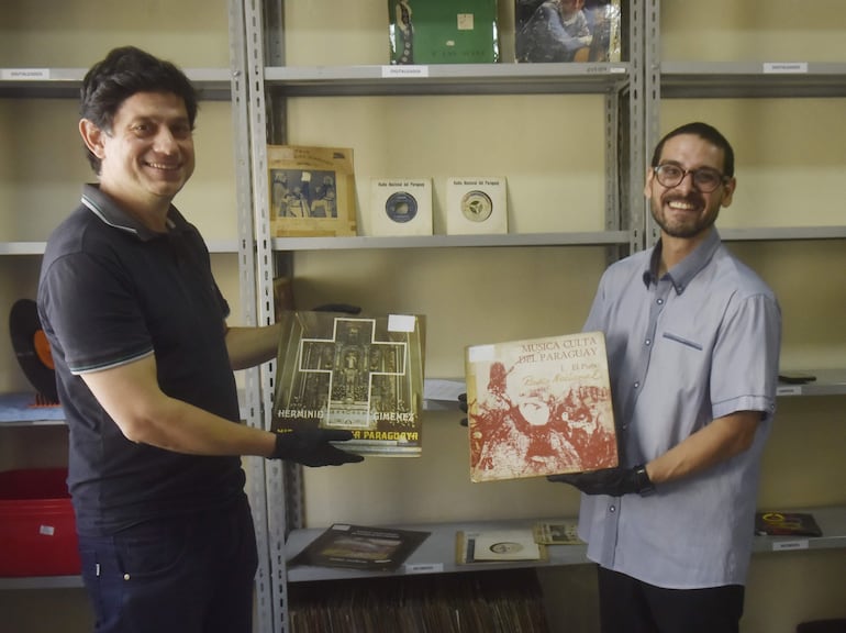 Nicolás Ramírez Salaberry y Miguel Díaz Antar en pleno proceso de catalogación de obras para la Fonoteca de Radio Nacional del Paraguay.