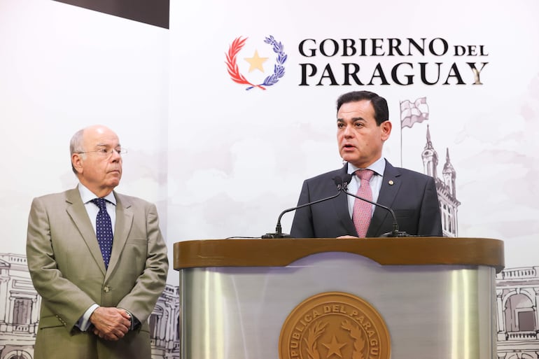 El ministro de Relaciones Exteriores de Paraguay, Rubén Ramírez (d), habla junto a su homólogo de Brasil, Mauro Vieira, durante una conferencia de prensa este jueves, en Asunción.