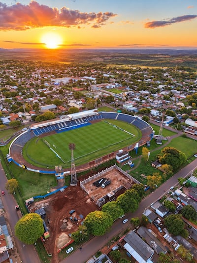 Atardecer en Pedro Juan Caballero, con la imagen del estadio Río Parapití del 2 de Mayo. En la parte baja se observa la construcción de un centro comercial que brindará un importante ingreso a la institución pedrojuanina.