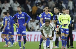 El brasileño Rodrygo, futbolista del Real Madrid, lamenta la derrota en el partido ante Getafe por la fecha 26 de LaLiga de España en el estadio Santiago Bernabéu, en Madrid, España.