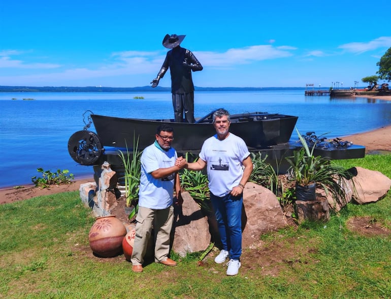 José Quevedo Allende, ideólogo del proyecto, y el escultor Hugo Escobar.