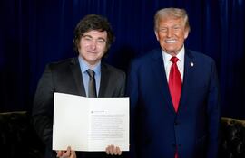 El mandatario argentino Javier Milei (i), junto al presidente de los Estados Unidos, Donald Trump, durante una reunión ayer, en Nueva York (Estados Unidos).