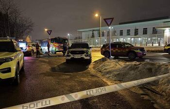 Fotografía obtenida a través de rastreo de redes de integrantes de la Policía de Noruega y de servicios de emergencia cerca a la embajada de Estados Unidos en Oslo tras una explosión.