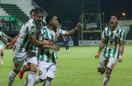 El extremo ñuense Derlis Mereles, felicitado por sus compañeros tras anotar el agónico tanto que representó el triunfo sobre Guaireña FC. (Foto: @IntermediaAPF)