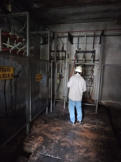 Funcionarios de la ANDE trabajan en puestos de distribución subterráneos.