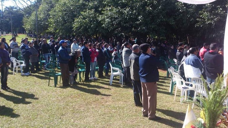 Cien personas se reúnen en Jahapety para rendir homenaje a fray Juan Bernardo en una ceremonia al aire libre.