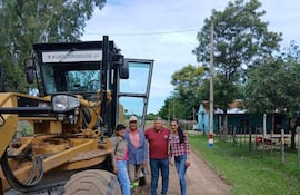 El intendente de San Juan de Ñeembucú, Aldo Armoa (ANR), quien busca su reelección posa junto a la motoniveladora de la Gobernación junto a los candidatos a concejales municipales.