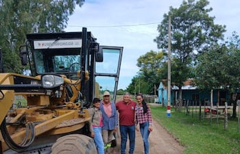 El intendente de San Juan de Ñeembucú, Aldo Armoa (ANR), quien busca su reelección posa junto a la motoniveladora de la Gobernación junto a los candidatos a concejales municipales.
