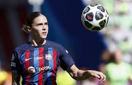 (FILES) Barcelona's Spanish defender Mapi Leon attempts to control the ball during the UEFA Women's Champions League final football match between FC Barcelona and Wolfsburg in Philips Stadium, in Eindhoven, on June 3, 2023. RCD Espanyol football club on February 10, 2025 called an obscene gesture "unacceptable" by the player of Barcelona Mapi Leon, accused of having touched the genital area of the Colombian Daniela Caracas during the match that ended in victory for the azulgrana 2-0 on February 9, 2025. (Photo by KENZO TRIBOUILLARD / AFP)