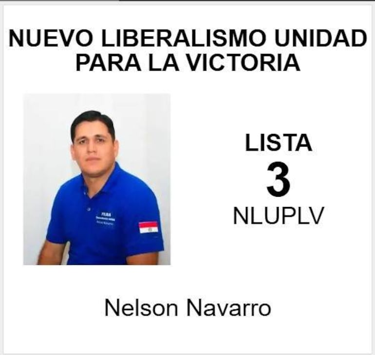 Un hombre sonriente viste camiseta azul con bandera paraguaya, sosteniendo un cartel de campaña electoral con texto político.