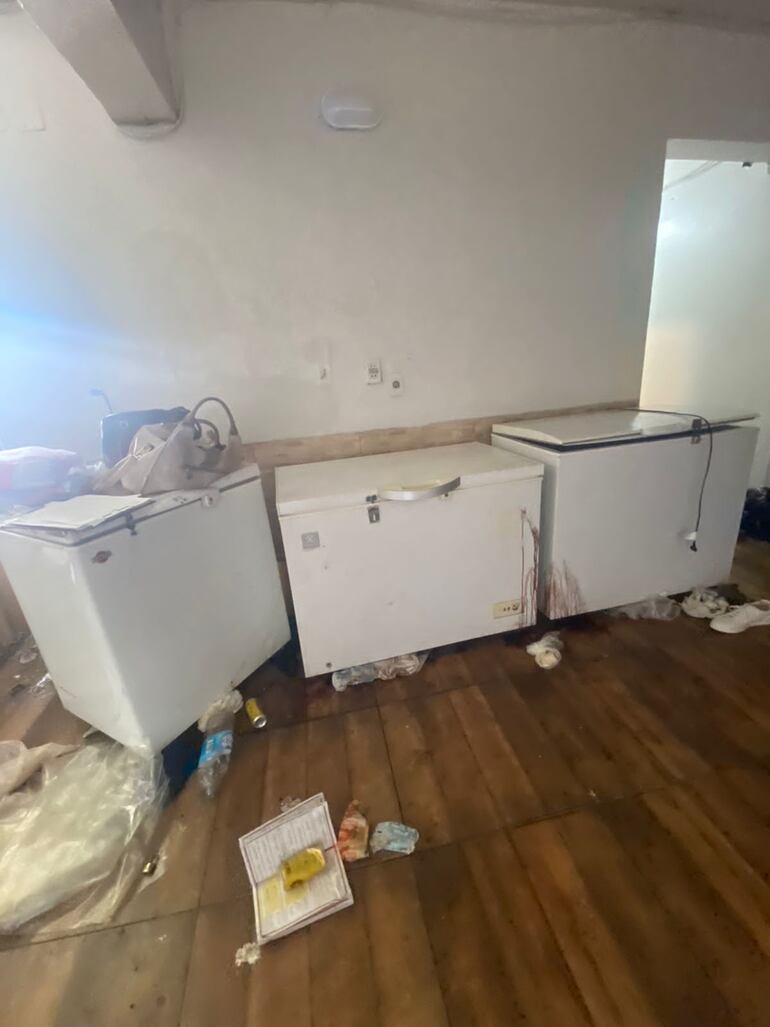 Congeladores encontrados en el salón multiuso VIP de la Penitenciaria Nacional de Tacumbú.