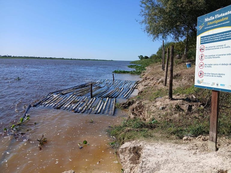 Malla flotante en el agua con letrero que detalla reglas
