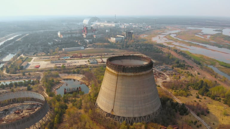 Torre de enfriamiento con vista a la central nuclear en Chernóbil.