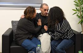Eliyahu Sharabi (c) se reúne con su madre Hanna y su hermana Osnat en el punto de recepción inicial donde se ha recibido a los tres rehenes liberados por Hamás el sábado en la Franja de Gaza (Ohad Ben Ami, Eli Sharabi y Or Levy).
