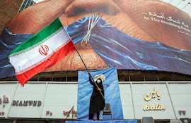 Una mujer con una bandera iraní en Teherán, Irán.